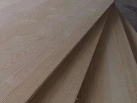 鑫沙龙木业·指接板，指接板由多块木板拼接而成